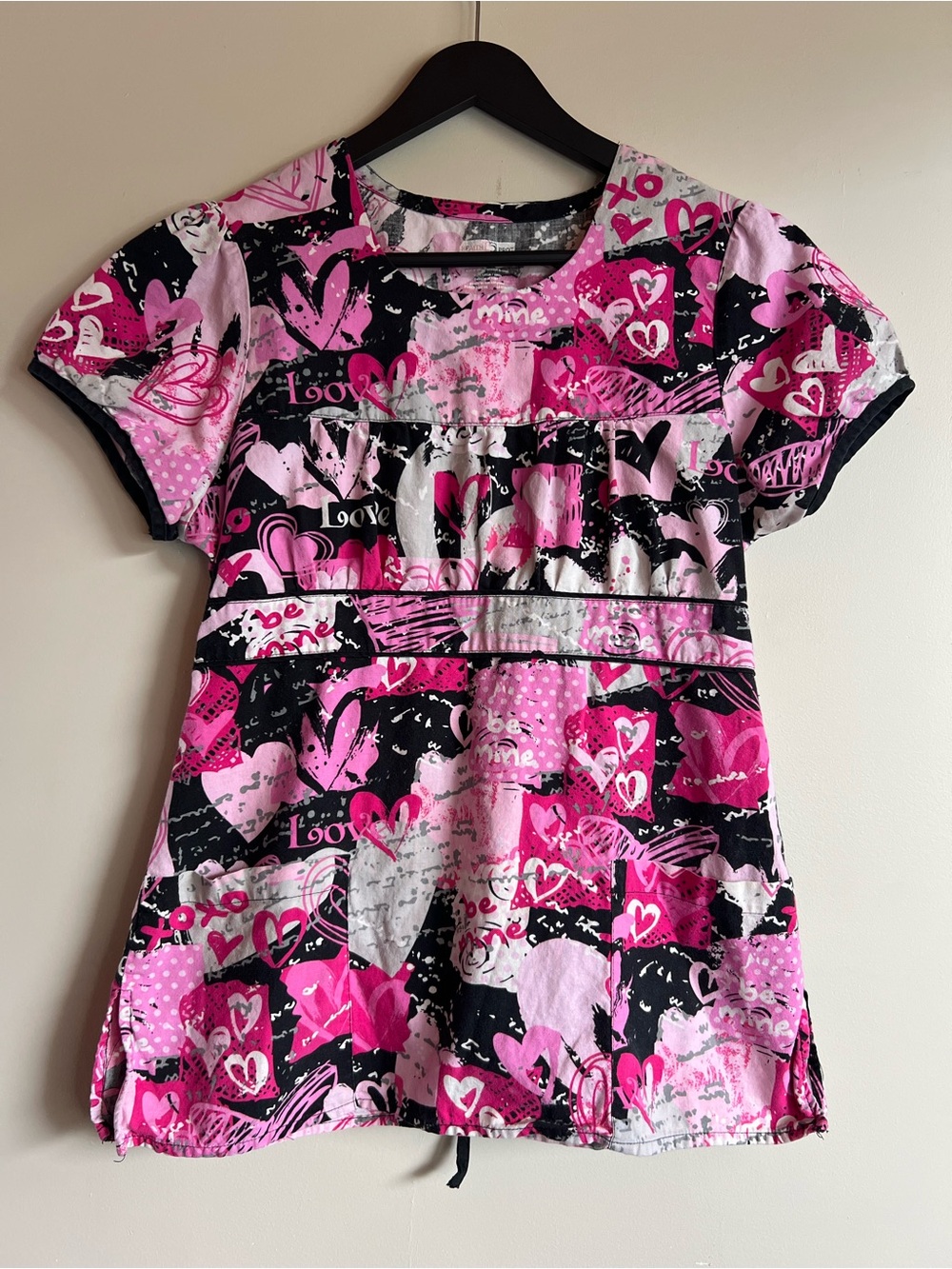 Health Pro Valentine’s Day Hearts Love Print Scrub Top Women’s Small Nurse